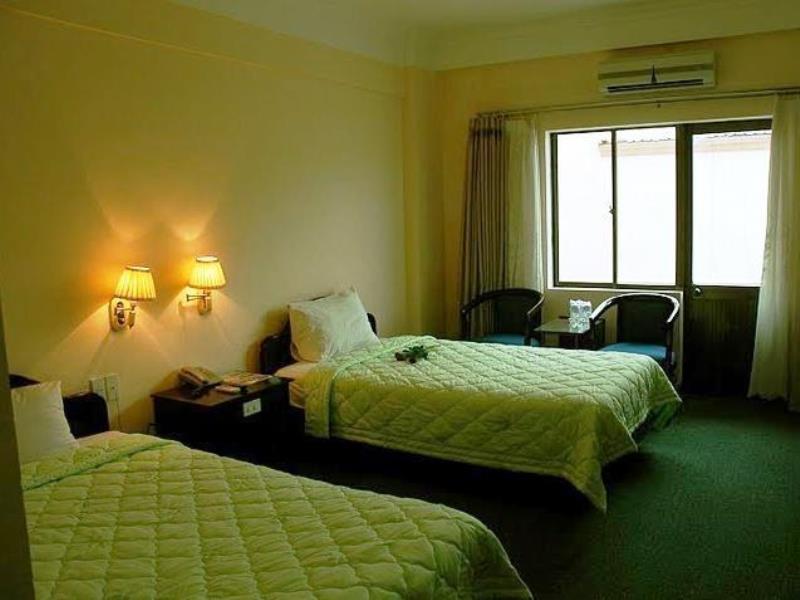 Hoang Yen Hotel Куинён Экстерьер фото