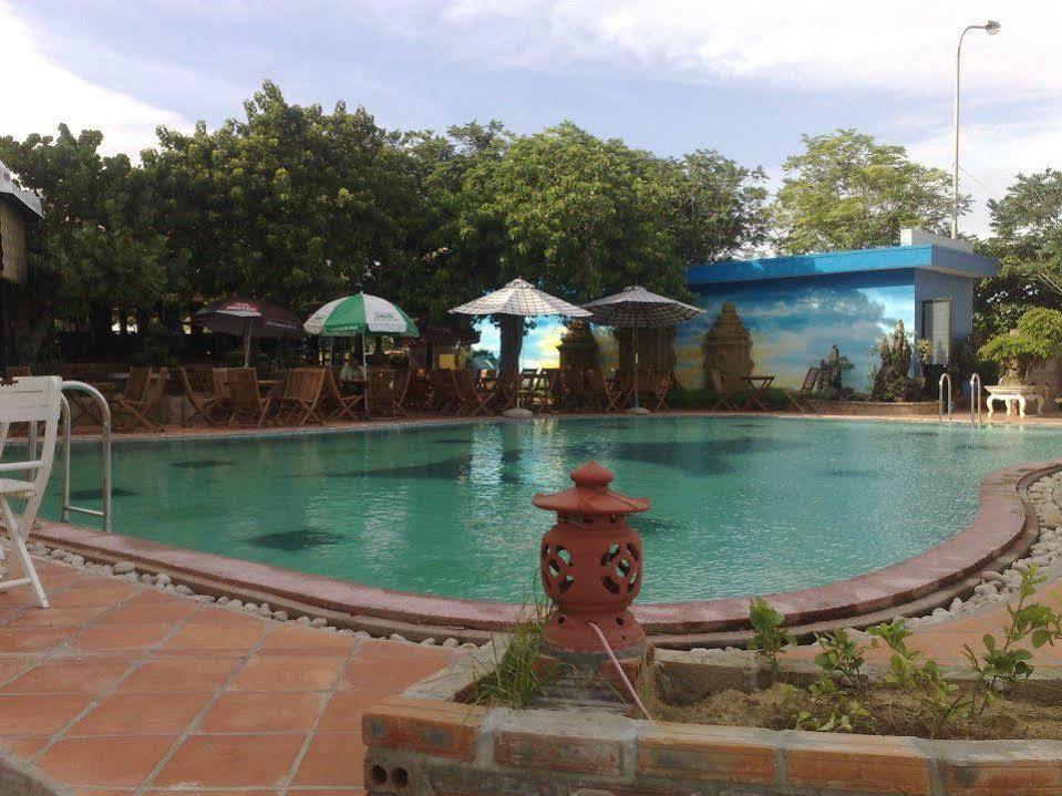 Hoang Yen Hotel Куинён Экстерьер фото