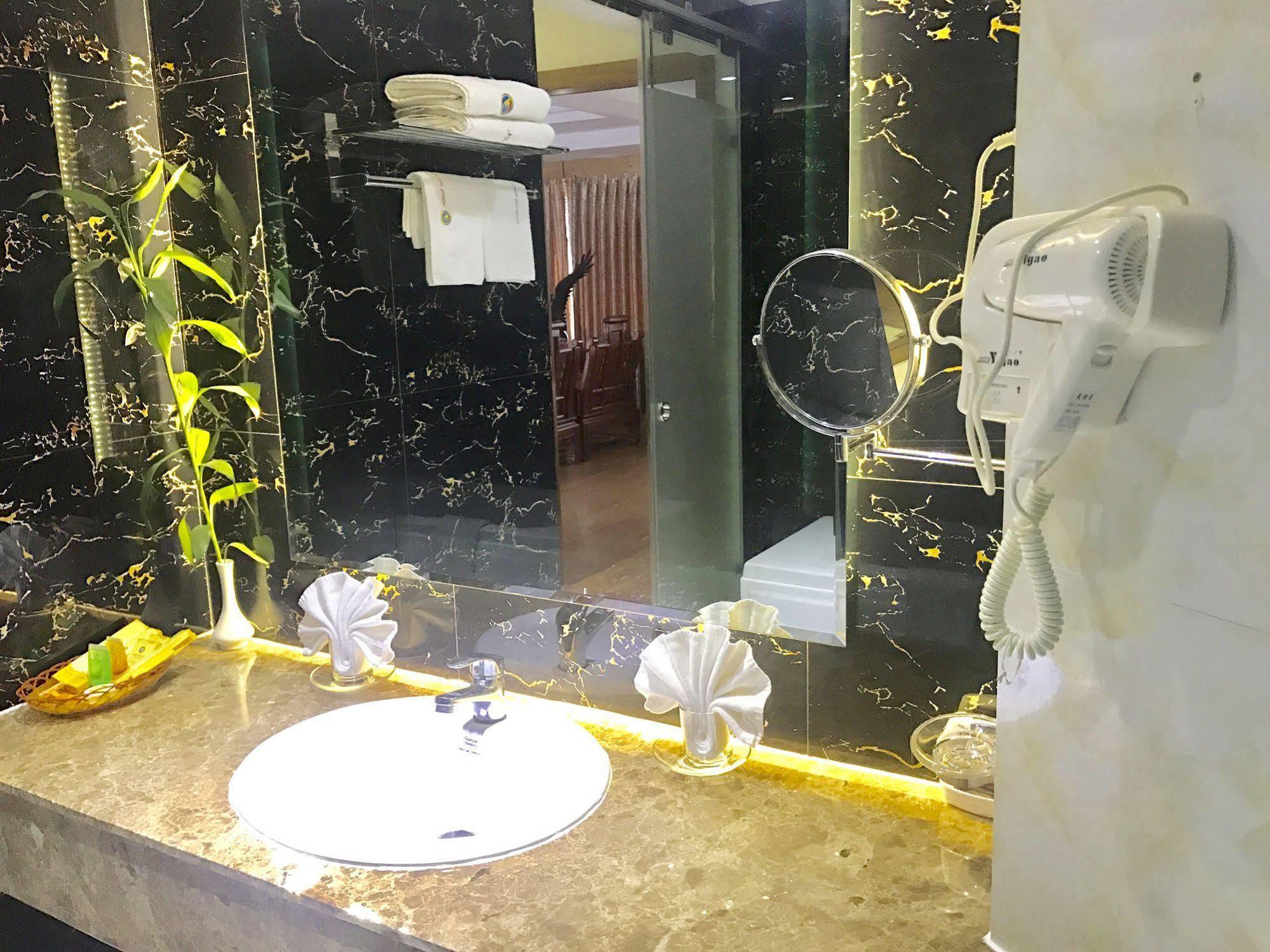 Hoang Yen Hotel Куинён Экстерьер фото